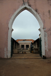 Guinea Bissau / Guin Bissau - Bafat, Bafat Region: arch at the old Portuguese Central Market - Moorish inspired architecture / Antigo mercado central da poca colonial - photo by R.V.Lopes