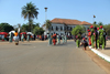 Bissau, Guinea Bissau / Guin Bissau: Amlcar Cabral ave., Empire Square, Carnival, women dance near the Presidential Palace, designed by Joo Antnio Aguiar and Jos Manuel Galhardo Zilho - scaffolding for renovation work / Avenida Amilcar Cabral, Praa do Imprio, carnaval, mulheres a danar, Palcio da presidncia, ex-Palcio do Governador - photo by R.V.Lopes