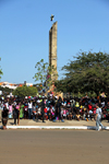 Bissau, Guinea Bissau / Guin Bissau:  the colonial monument to the 'Effort of the Race' received a star and became dedicated to the 'Independence Heroes' - Amlcar Cabral av., Empire Square, Carnival, people watching the parade / Avenida Amilcar Cabral, carnaval - Monumento ao Esforo da Raa - photo by R.V.Lopes