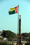 Bissau, Guinea Bissau / Guin Bissau: the colonial monument to the 'Effort of the Race' received a star and became dedicated to the 'Independence Heroes' - Amlcar Cabral av., Empire Square, Carnival, view from  the Presidential palace, Guin-Bissau flag / Avenida Amilcar Cabral, Praa do Imprio, vista do palcio da presidncia, monumento 'Ao Esforo da Raa', hoje dedicado 'Aos Heris da Independncia' - bandeira da Guin-Bissau - photo by R.V.Lopes