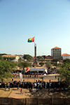 Bissau, Guinea Bissau / Guin Bissau: Amlcar Cabral ave., Empire Square, Carnival, view from the Presidential palace, former monument to the 'Effort of the Race', now honours the 'Independence Heroes' and Guin-Bissau flag / Avenida Amilcar Cabral, Praa do Imprio, vista do Palcio da Presidncial, bandeira da Guin-Bissau - photo by R.V.Lopes