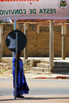 Guinea Bissau / Guin Bissau - Bissau, Bissau Region: woman watching behind traffic sign, everyday life / Mulher observando, vida quotidiana - photo by R.V.Lopes