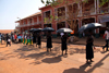 Bissau, Guinea Bissau / Guin Bissau: Amlcar Cabral Avenue, Carnival, young women parading / Avenida Amilcar Cabral, carnaval, jovens mulheres a desfilar - photo by R.V.Lopes