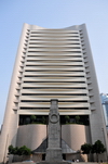 Hong Kong: The Hong Kong Club Building and The Cenotaph, war memorial on Statue Square, Central - photo by M.Torres