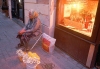 Hungary / Ungarn / Magyarorszg - Budapest: old woman selling flowers at night (photo by J.Kaman)