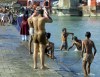 India - Haridwar (Uttar Pradesh): men bathe in the Ganges river - the tradition of Bhagirath (photo by Rod Eime)