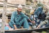 India - Srinagar / Shrinagar (Jammu and Kashmir): muslim man with water-pipe (photo by J.Kaman)