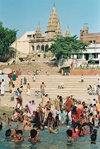 India - Varanasi / Benares (Uttar Pradesh): enjoying the Ganges / Ganga - Manikarnika Ghat (photo by J.Kaman)