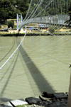 India - Uttaranchal - Rishikesh: suspension bridge over the river Ganges / Ganga - photo by W.Allgwer - Zum Verkauf angebotene Opfergaben. In ein groes geformtes Blatt werden Blten,Zucker und ein Rucherstchen gelegt. Das kleine Boot wird dann v