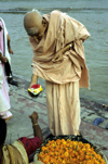 India - Uttaranchal - Rishikesh: Hindu pilgrim buys a ritual offering - photo by W.Allgwer
