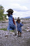 India - Uttaranchal - Rishikesh: day labourer with child - photo by W.AllgwerVor allem die in die Stdte gezogene Landbevlkerung mu sich anfangs oft den Lebensunterhalt als Tagelhnerin bzw. Tagelhner verdienen. Die Arbeitsbedingungen sind hart und