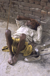 Amritsar (Punjab): homeless man wakes up - photo by W.Allgwer