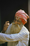 South India: sadhu with turban - photo by W.Allgwer Ein Sadhu (Sanskrit) ist ein hinduistischer Mnch mit asketischem Lebenswandel, der vom Betteln lebt. In Indien/Nepal werden sie meist sehr respektiert, da ihre Askese nicht nur als persnliche Aufgab