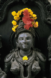 South India: heavenly Nymph with flower decoration - photo by W.AllgwerDie Frauengestalt stellt eine himmlische Nymphe dar. Die Blumen sind Opfergaben.