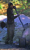 India - Darjeeling (West Bengal): a road worker preparing asphalt - photo by E.Petitalot