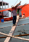 Sunda Kelapa, South Jakarta, Indonesia - unloading a phinisi boat - old port of Sunda Kelapa - estivadores - photo by B.Henry