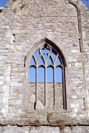 Ireland - Cashel (county Tipperary):  abbey ruins - window (photo by M.Bergsma)