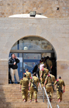 Jerusalem, Israel: Western Wall plaza - group of IDF soldiers climbing stairs and carrying M-16s / the Kotel - muro das lamentaes - Mur des Lamentations - Klagemauer - photo by M.Torres