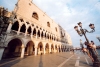 Italy / Italia - Venice: Doge's Palace and lamp post with children (photo by M.Torres)