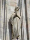 36 Italy - Milan: praying statue  (photo by M.Bergsma)