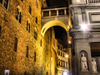 Florence / Firenze - Tuscany, Italy: 'bridge' near Piazza degli Uffizi - nocturnal - photo by M.Bergsma