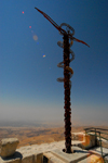 Mount Nebo - Madaba governorate - Jordan: the Brazen Serpent - sculpture by Italian artist Giovanni Fantoni - symbolizes the bronze serpent created by Moses in the wilderness (Numbers 21:4-9) and the cross upon which Jesus was crucified - view of the valley of the river Jordan - photo by M.Torres