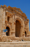 Jerash - Jordan: antering the city - Hadrian's triumphal arch - Bab Amman - built in 129 AD to mark Emperor Hadrian's visit - Roman city of Gerasa - photo by M.Torres