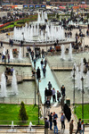 Erbil / Hewler / Arbil / Irbil, Kurdistan, Iraq: main square, Shar Park, with crowds enjoying the pleasantly cool area created by the fountains - located in front of Erbil Citadel - photo by M.Torres