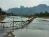 Laos - Vang Veing: makeshift bridge - Nam Song river - karstic hills - photo by P.Artus