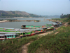 Laos - Pakbeng: river terminal - ferries - long tail river boats - Mekong River - photo by P.Artus