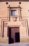 Ciudad Rodrigo: door with heraldic - calle Manzana 42  (photo by M.Torres)