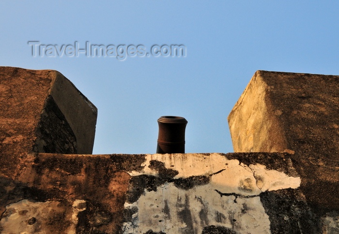 macao102: Macau, China: ramparts with crenellation of Monte Fortress - Portuguese colonial artillery - photo by M.Torres - (c) Travel-Images.com - Stock Photography agency - Image Bank