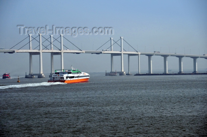 macao63: Macau, China: ferries by the Amizade Bridge - Praia Grande Bay - photo by M.Torres - (c) Travel-Images.com - Stock Photography agency - Image Bank