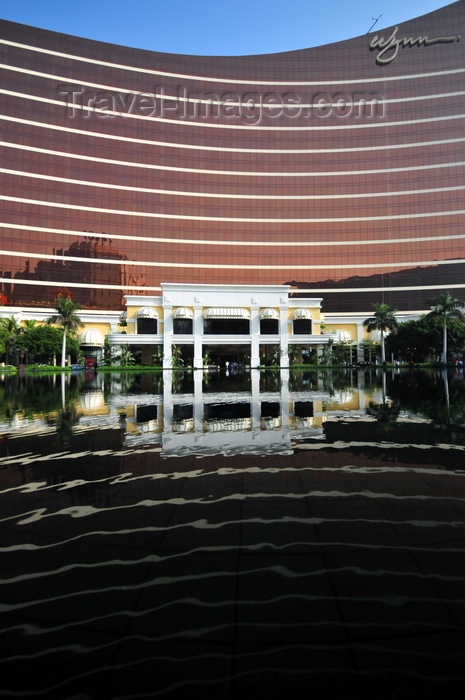 macao74: Macau, China: Wynn Macau luxury hotel and casino resort - entrance by the fountain - Cidade de Sintra Street - photo by M.Torres - (c) Travel-Images.com - Stock Photography agency - Image Bank