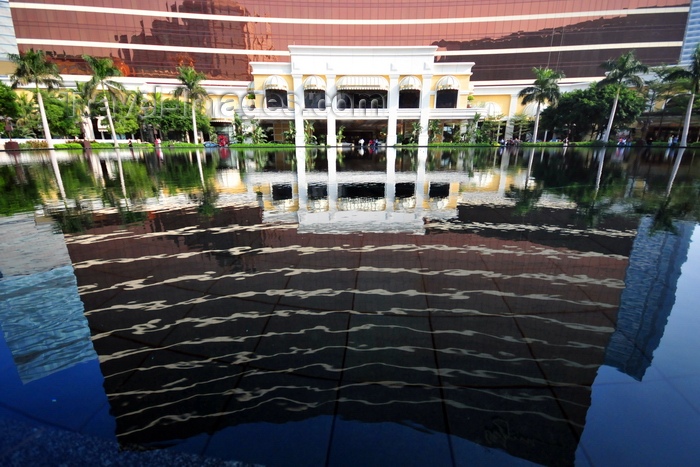 macao75: Macau, China: Wynn Macau luxury hotel and casino resort reflected in the fountain pond - Cidade de Sintra Street - photo by M.Torres - (c) Travel-Images.com - Stock Photography agency - Image Bank