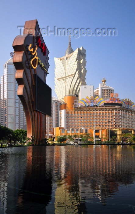 macao76: Macau, China: Wynn Macau fountain - Wynn sign, Bank of China tower and the old and new Casino Lisboa - photo by M.Torres - (c) Travel-Images.com - Stock Photography agency - Image Bank