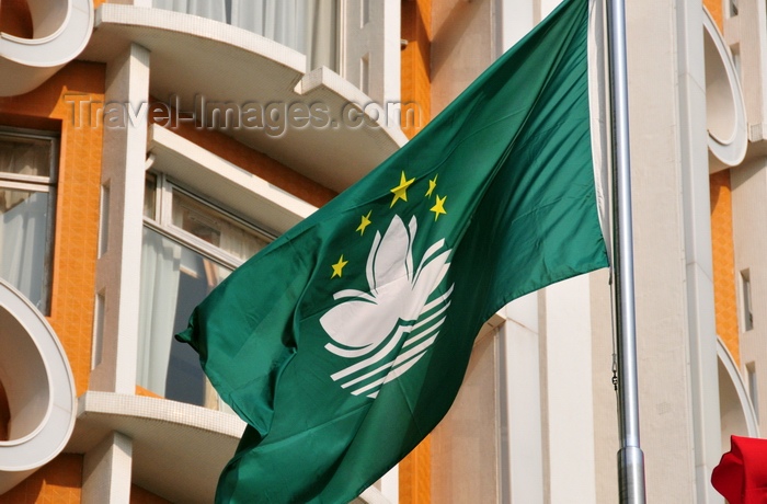 macao79: Macau, China: Macanese flag - green flag of the Macau SAR with a lotus flower above the Governador Nobre de Carvalho Bridge - photo by M.Torres - (c) Travel-Images.com - Stock Photography agency - Image Bank