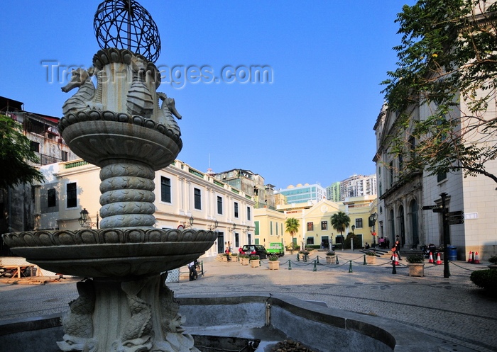 macao90: Macau, China: fountain at Cathedral Square / Largo da Sé, near Paço Episcopal - Historic Centre of Macao, UNESCO World Heritage Site - photo by M.Torres - (c) Travel-Images.com - Stock Photography agency - Image Bank