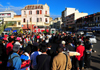 Antananarivo / Tananarive / Tana - Analamanga region, Madagascar: crowd and performer - Independence avenue and start of Ave 26 Juin 1960 - arabenny Fahaleovantena - Analakely - photo by M.Torres