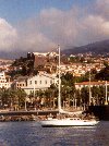 Madeira - Funchal: yacht in front of Pico fort / iate em frente ao Forte do Pico - photo by M.Durruti