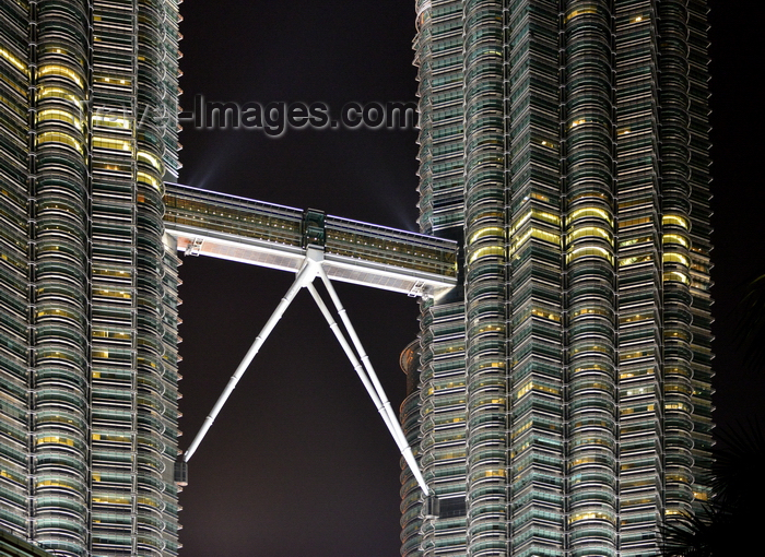 mal367: Kuala Lumpur, Malaysia: Petronas Towers - double decker skybridge, not attached to the main structure, for flexibility - photo by M.Torres - (c) Travel-Images.com - Stock Photography agency - Image Bank