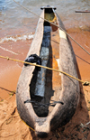 Monkey Bay / Lusumbwe, Malawi: wooden dugout canoe on the beach - pirogue - Lake Malawi / Nyasa, Nankumba Peninsula - photo by M.Torres