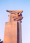 Melilla: winged lady at dawn - heroes of the Moroccan campaigns monument | Monumento a los Hroes de las Campaas de Marruecos - photo by M.Torres