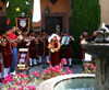 San Miguel de Allende (Guanajuato): troubadors plus youngster - Tuna Normalista - piblic library / biblioteca (photo by R.Ziff)