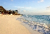 Mexico - Cancun (Quintana Roo): endless beach (photo by C.Pereyra)