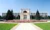 Chisinau / Kishinev, Moldova: government House by architect S. Fridlin, Russian arch in the foreground - photo by M.Torres