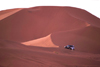 Morocco / Maroc - Tinfou: a 4 WD struggles in the dunes - photo by F.Rigaud