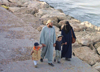 Morocco / Maroc - Mogador / Essaouira: Islamic family on the pier (photo by J.Kaman)