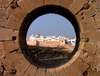 Morocco / Maroc - Mogador / Essaouira (Marrakesh-Tensift-Al Haouz region): round window - Skala du Port - photo by J.Kaman