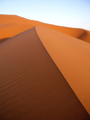 Morocco / Maroc - Erg Chebbi: dunes of the Sahara desert - perfect ridge - photo by J.Kaman